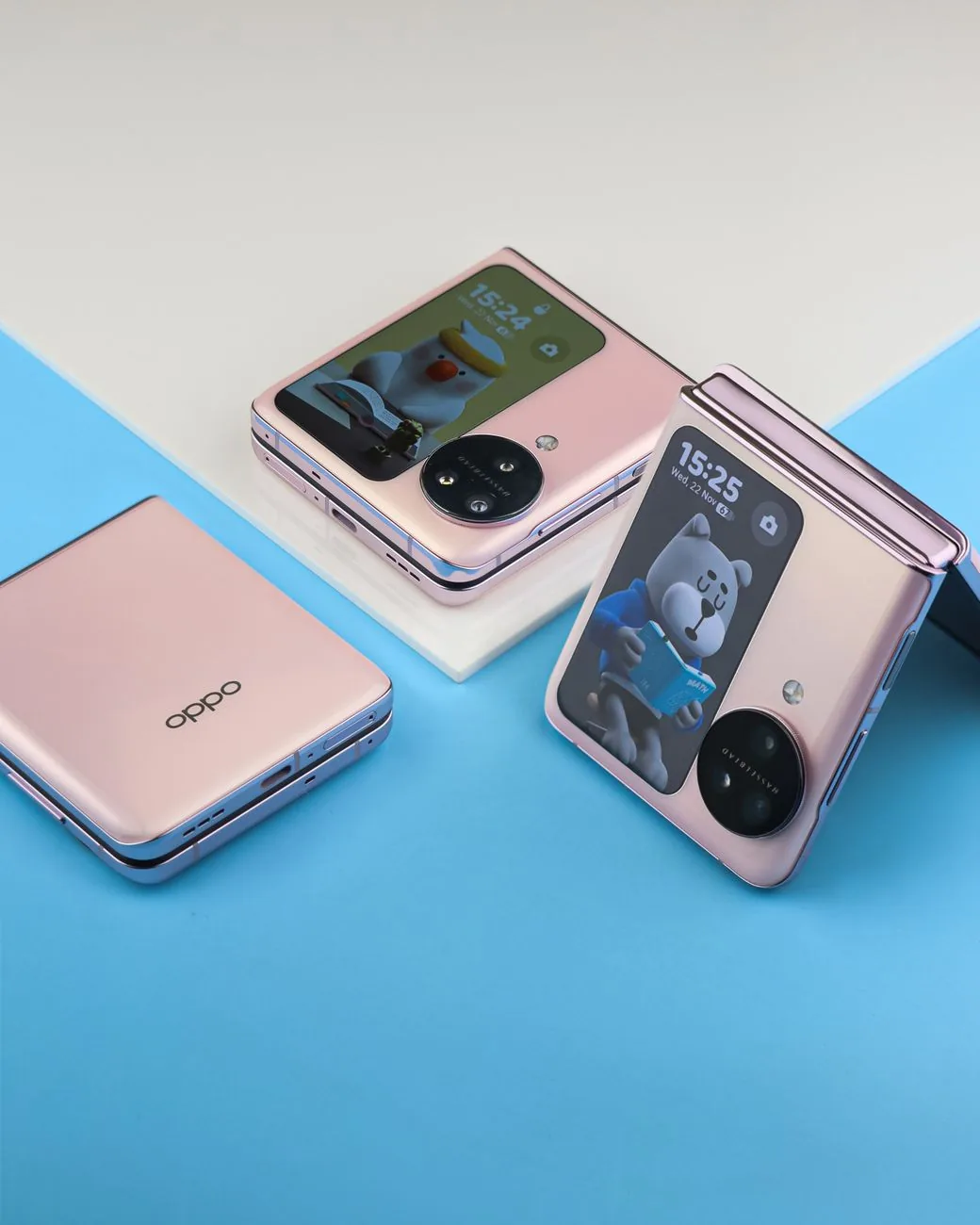 składane smartfony OPPO na pastelowym tle — Dlaczego nie bierzemy OPPO A98 do naprawy