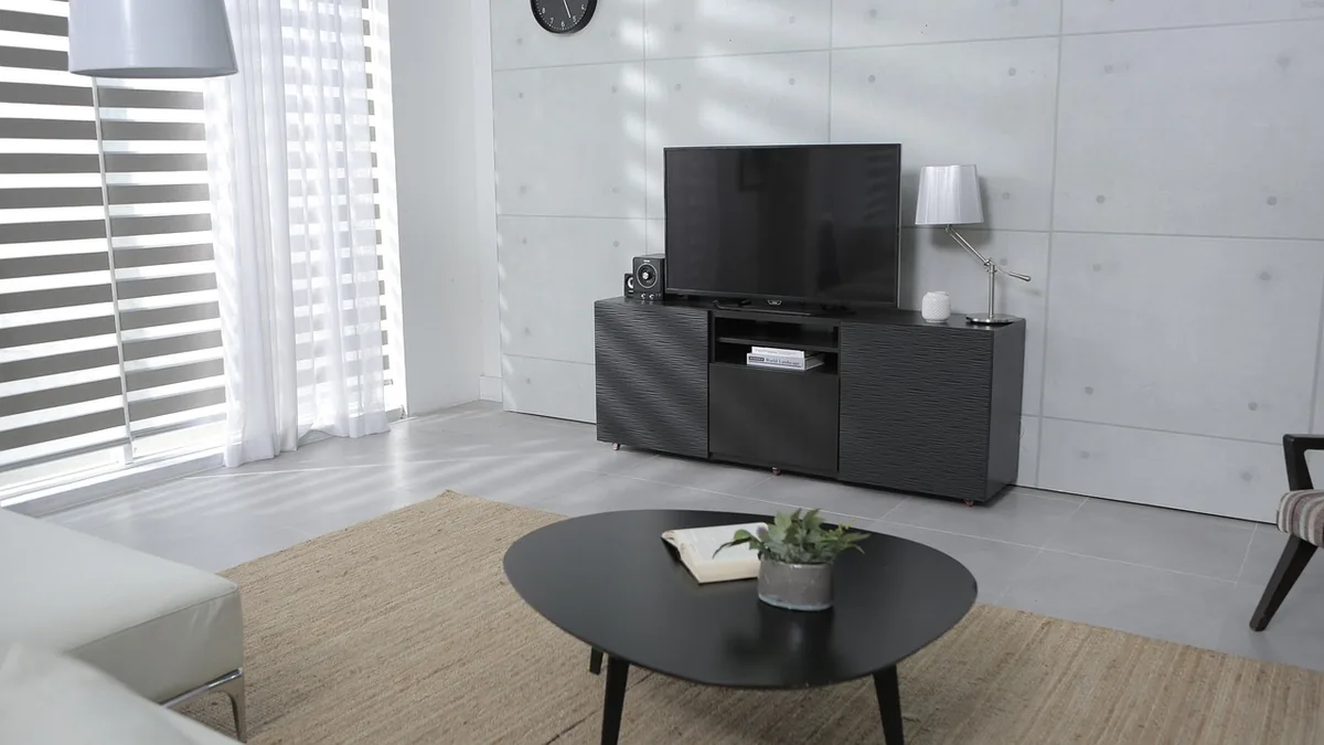 telewizor na szafce w salonie przy oknie — Dlaczego nie bierzemy Panasonic TX-55HX800 do naprawy