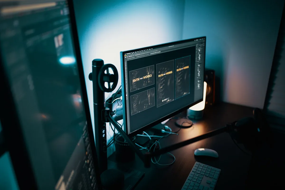dwa monitory z programem graficznym na biurku — Dlaczego nie bierzemy Philips 272B1G do naprawy