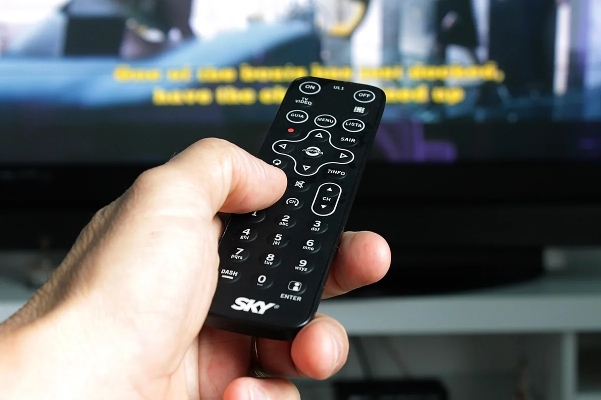 pilot do telewizora na jasnym tle — Dlaczego nie bierzemy Philips 55PUS7304 do naprawy