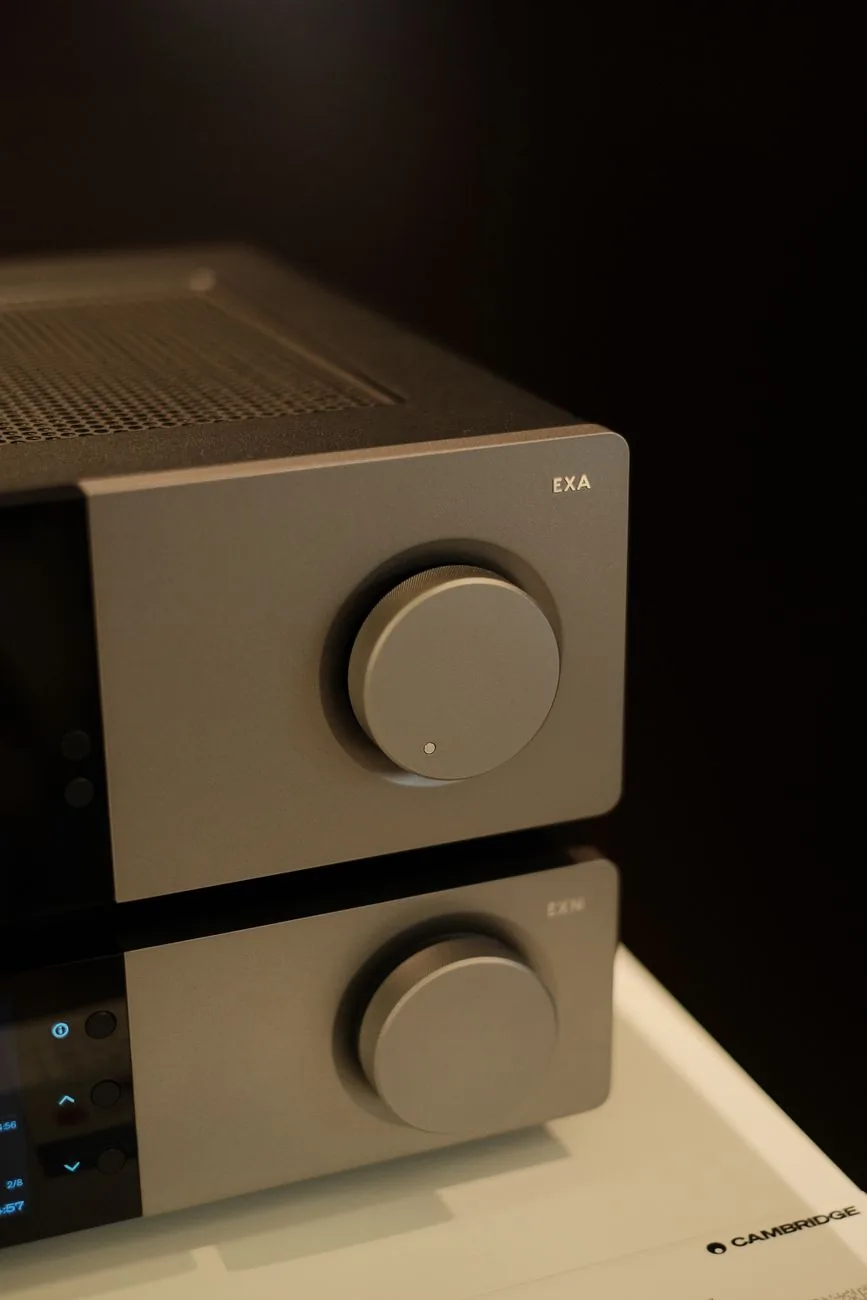 minimalistyczny wzmacniacz stereo na stoliku — Dlaczego nie bierzemy Pioneer VSX-534 do naprawy