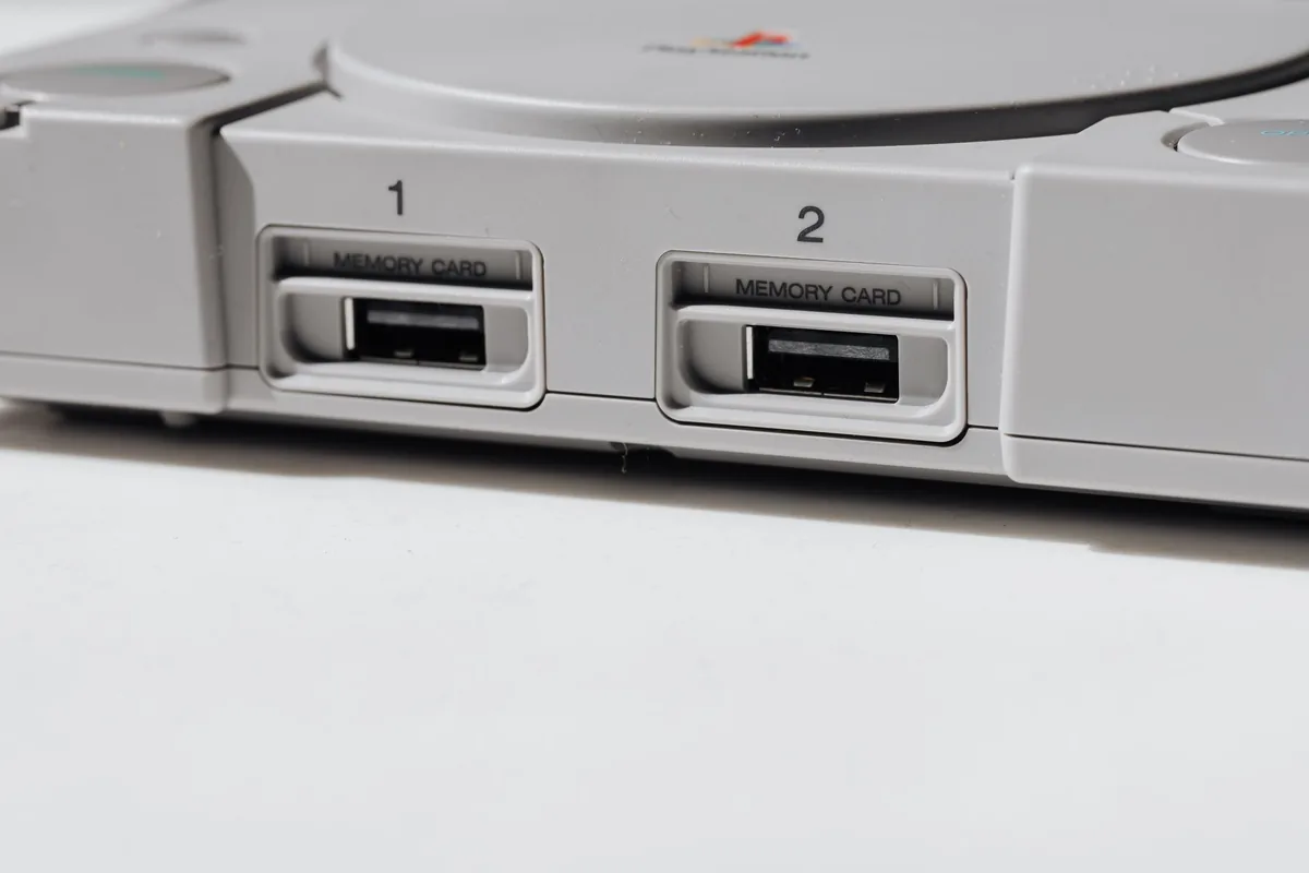 konsola PlayStation z widocznymi slotami kart pamięci — Dlaczego nie bierzemy PlayStation 3 Fat do naprawy