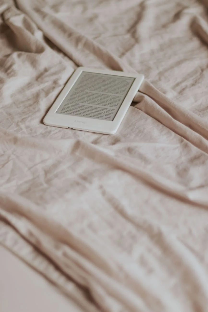 czytnik e-booków na beżowym materiale — Dlaczego nie bierzemy PocketBook InkPad Color 3 do naprawy