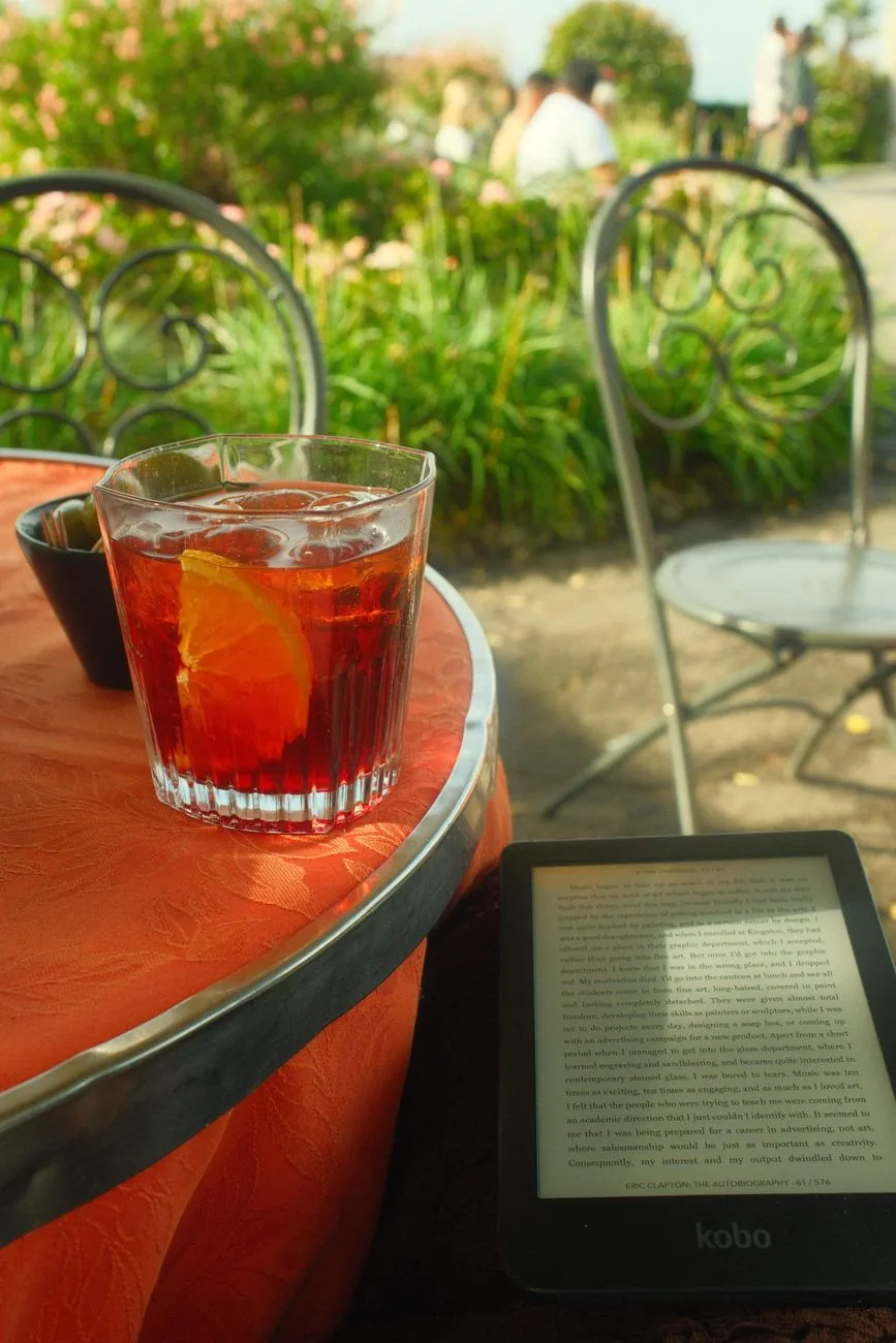 czytnik e-booków i drink na kawiarnianym stoliku — Dlaczego nie bierzemy PocketBook Touch Lux 4 do naprawy