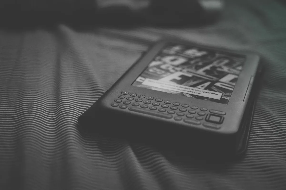 czarno-biały czytnik e-booków na wzorzystej pościeli — Dlaczego nie bierzemy PocketBook Verse Pro do naprawy