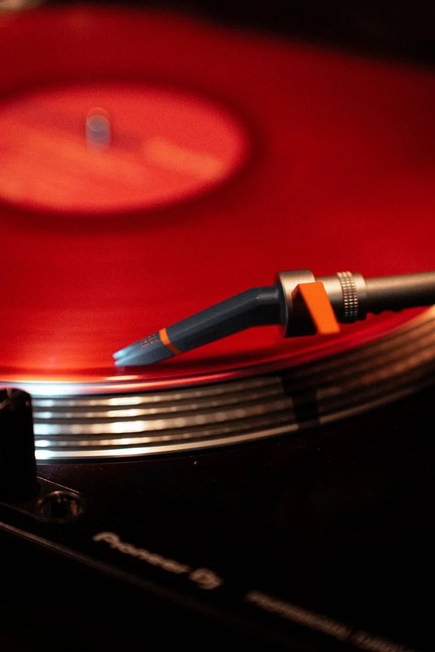 czerwona płyta winylowa na obracającym się talerzu gramofonu — Dlaczego nie bierzemy Pro-Ject Juke Box E do naprawy