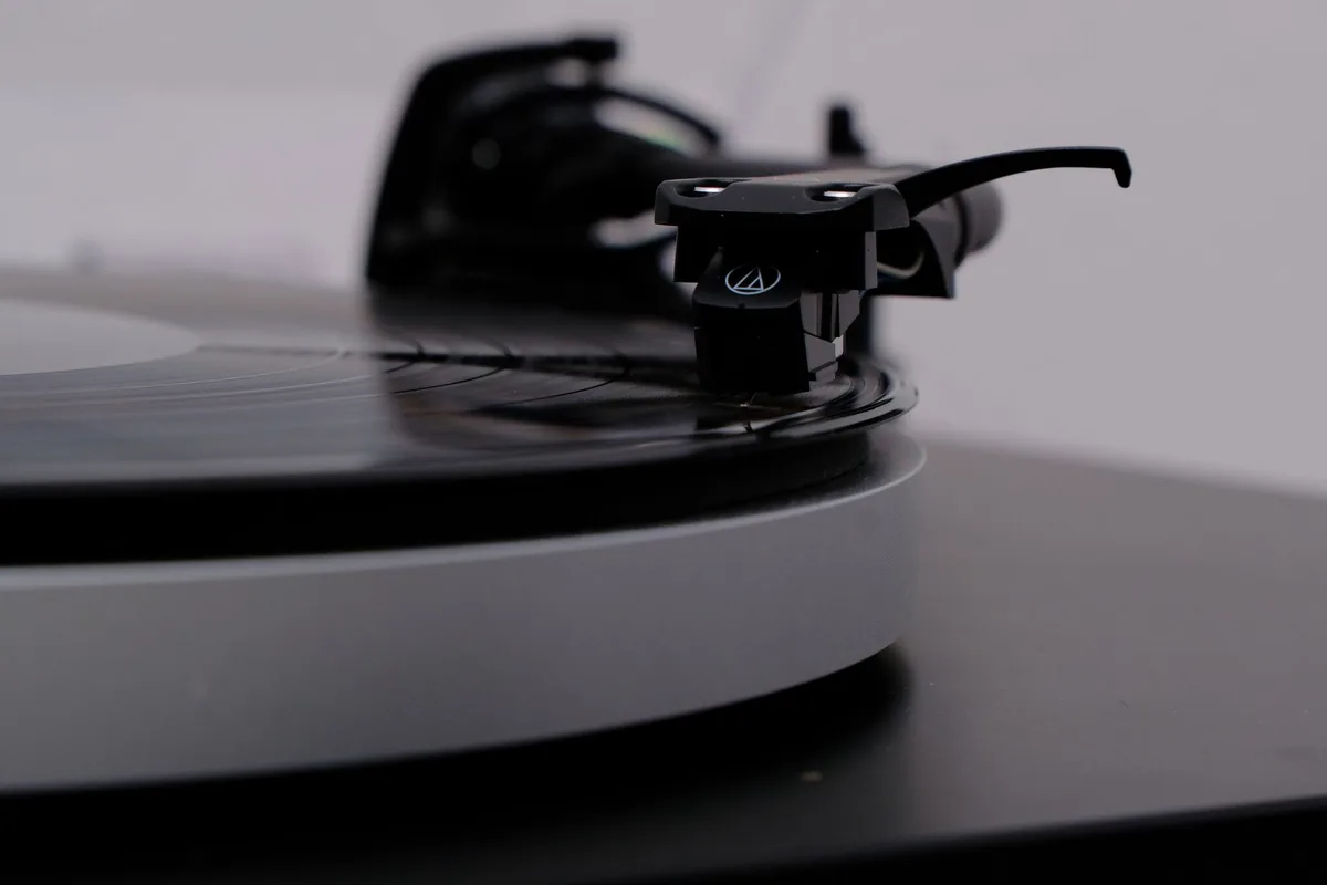 zbliżenie na igłę gramofonową na płycie winylowej — Dlaczego nie bierzemy Pro-Ject T1 do naprawy