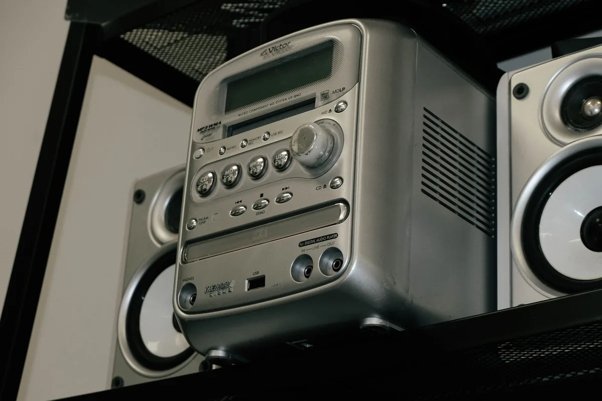 srebrny zestaw stereo z kolumnami głośnikowymi na półce — Dlaczego nie bierzemy Q Acoustics 5010 do naprawy