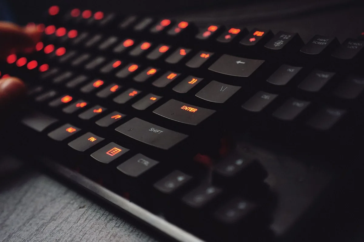 klawiatura gamingowa z czerwonym podświetleniem klawiszy — Dlaczego nie bierzemy Razer Huntsman Elite do naprawy