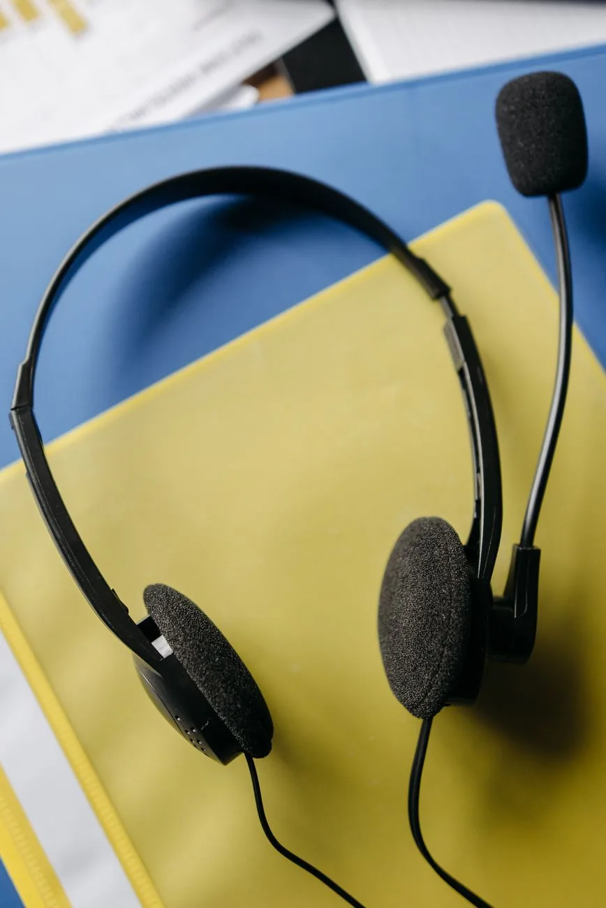 czarny zestaw słuchawkowy na żółtej teczce — Dlaczego nie bierzemy Razer Kraken V3 do naprawy