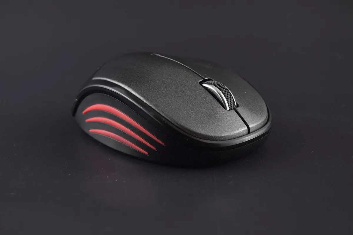 bezprzewodowa mysz komputerowa na biurku — Dlaczego nie bierzemy Razer Naga Trinity do naprawy