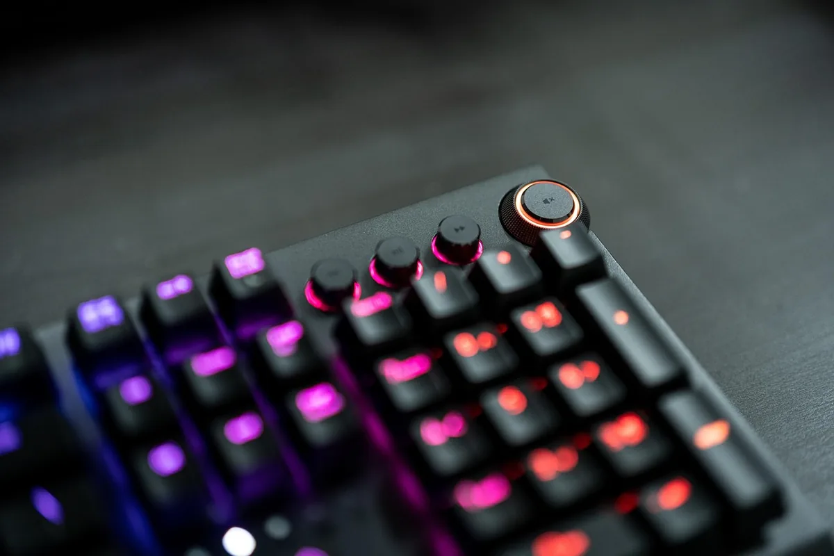 czarna klawiatura razer z pokrętłem i podświetleniem led — Dlaczego nie bierzemy Razer Ornata V3 do naprawy