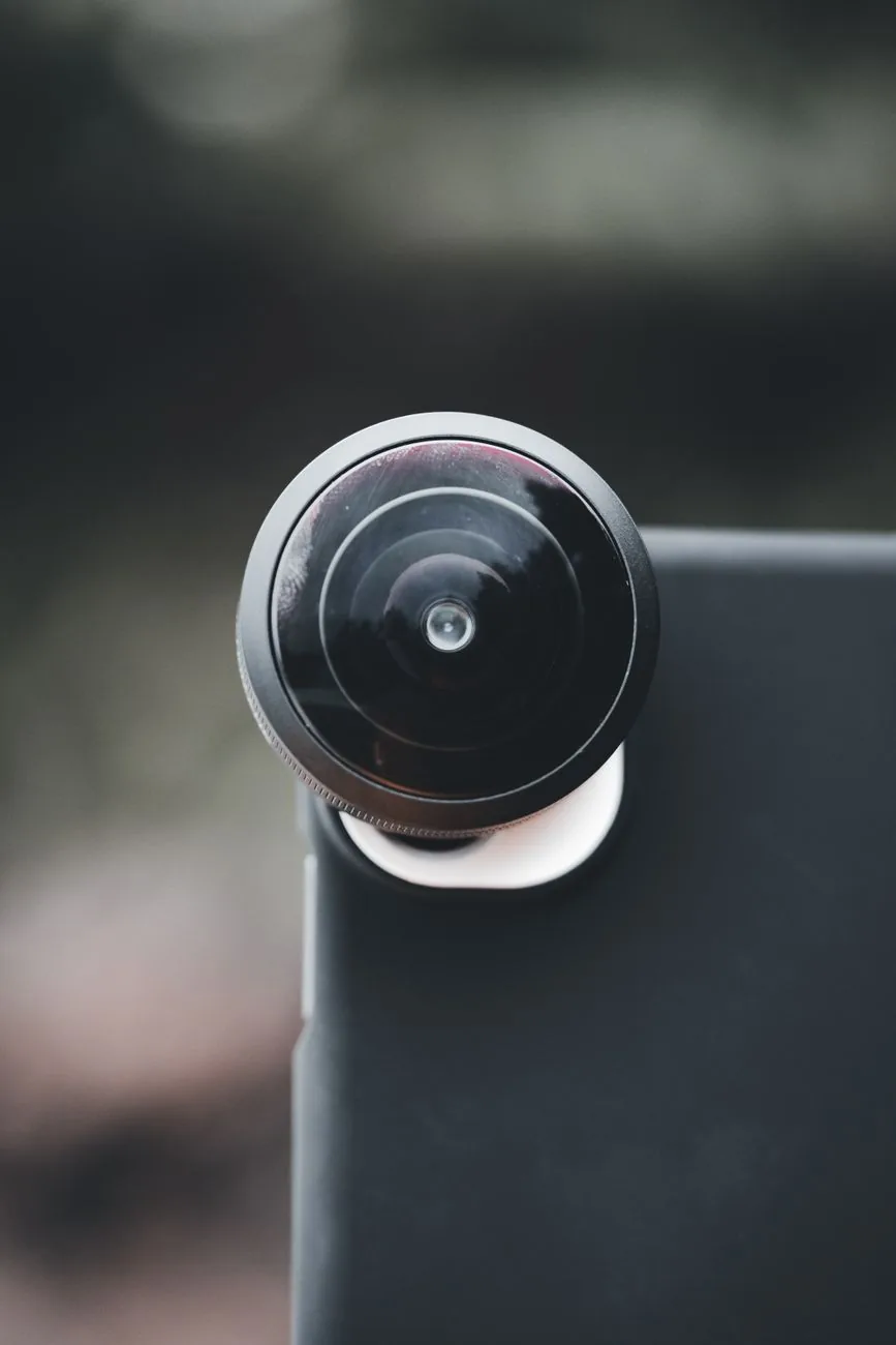 obiektyw typu rybie oko zamontowany na smartfonie — Dlaczego nie bierzemy realme 6i do naprawy