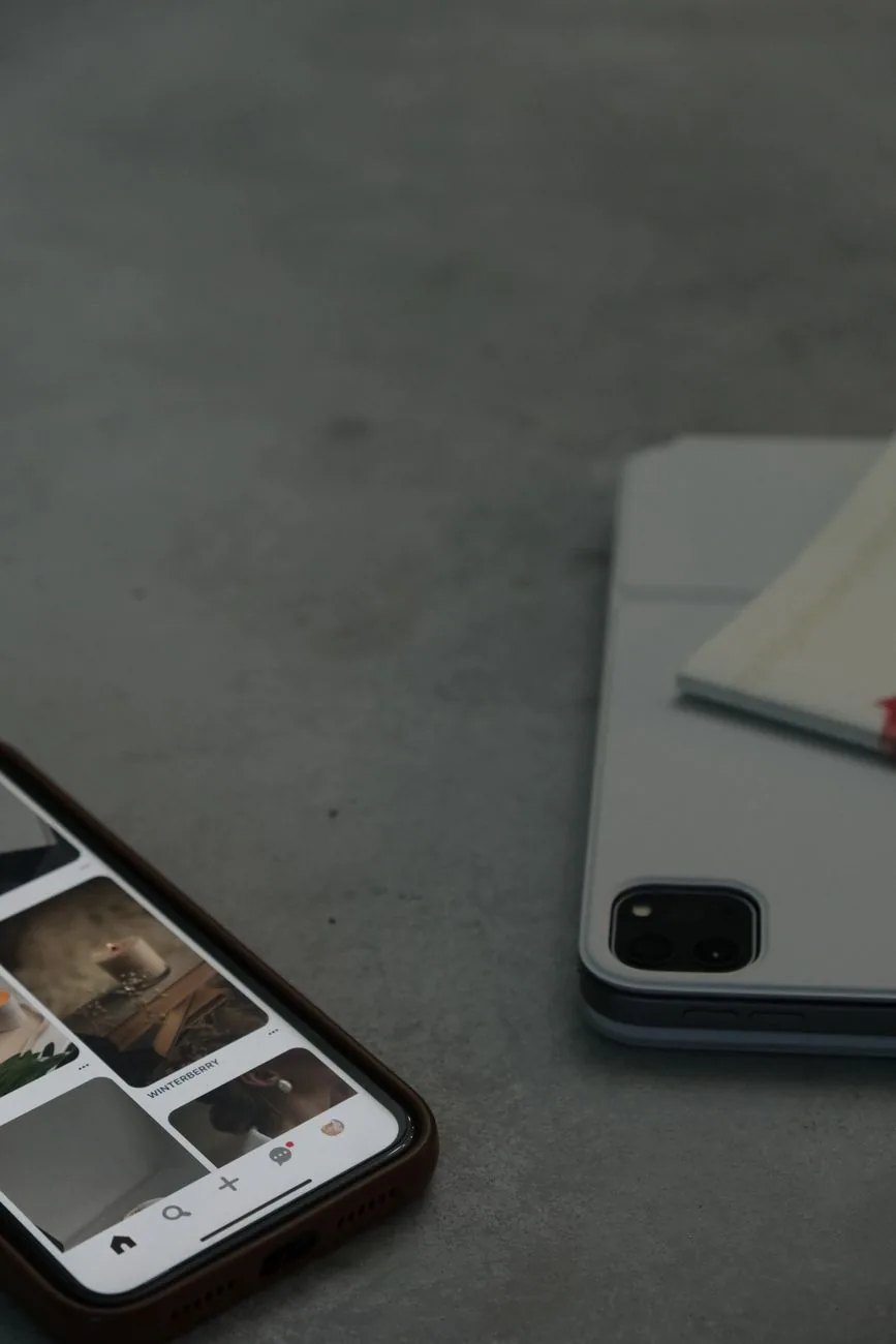 smartfony na szarej powierzchni — Dlaczego nie bierzemy realme 9 do naprawy
