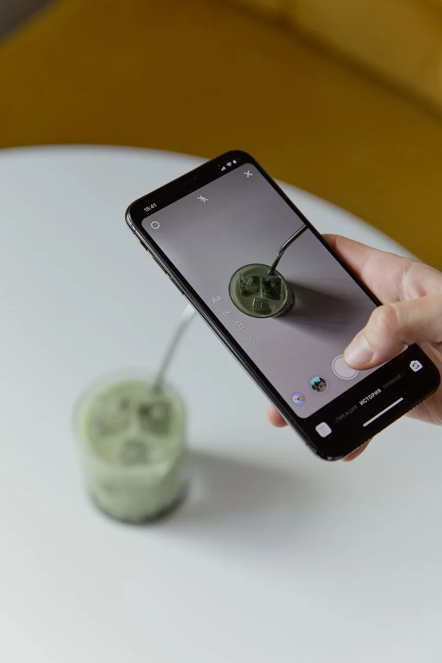 smartfon skierowany na mrożoną matchę na stole — Dlaczego nie bierzemy realme C55 do naprawy
