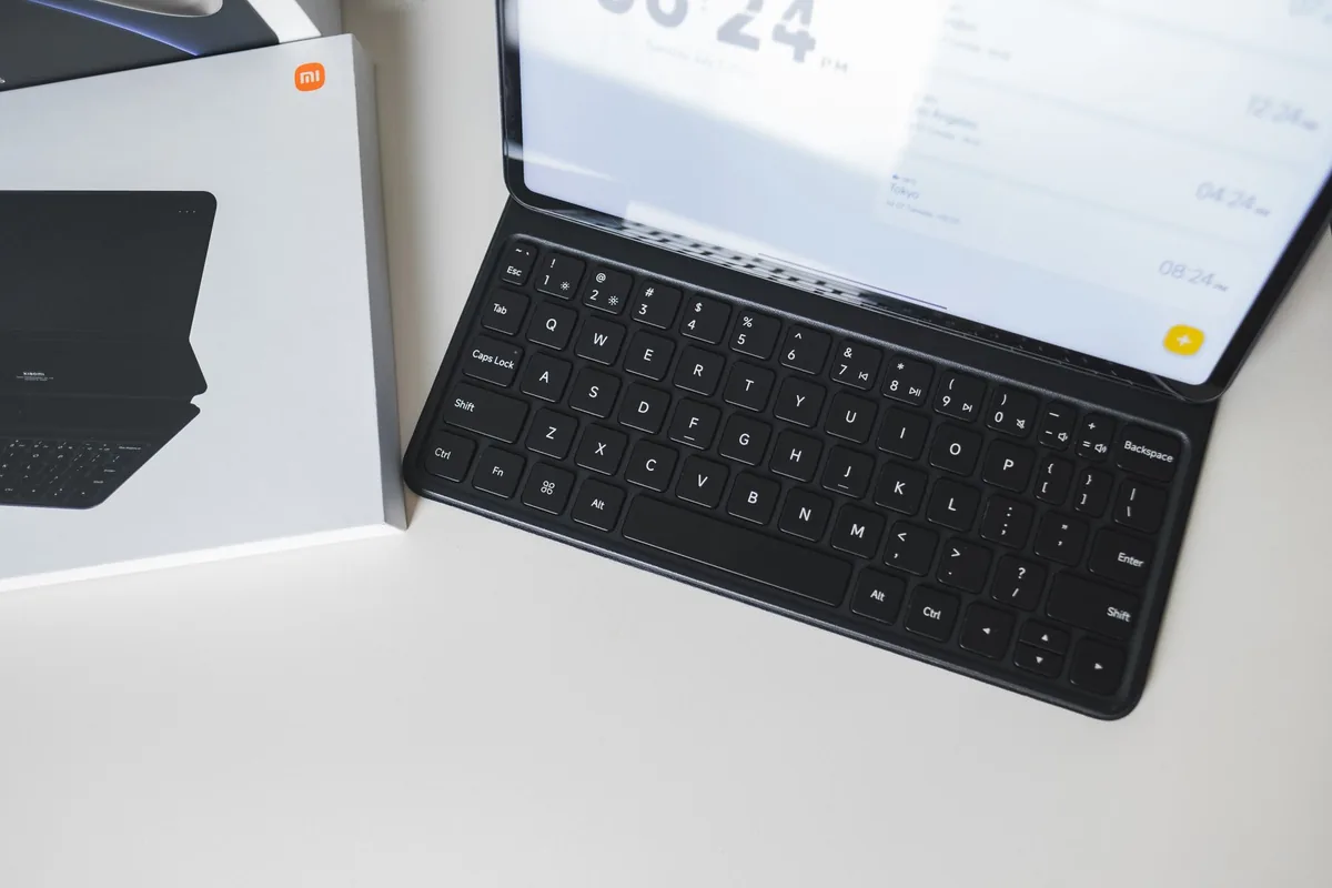 nowoczesny tablet z klawiaturą na biurku — Dlaczego nie bierzemy Realme Pad 2 do naprawy