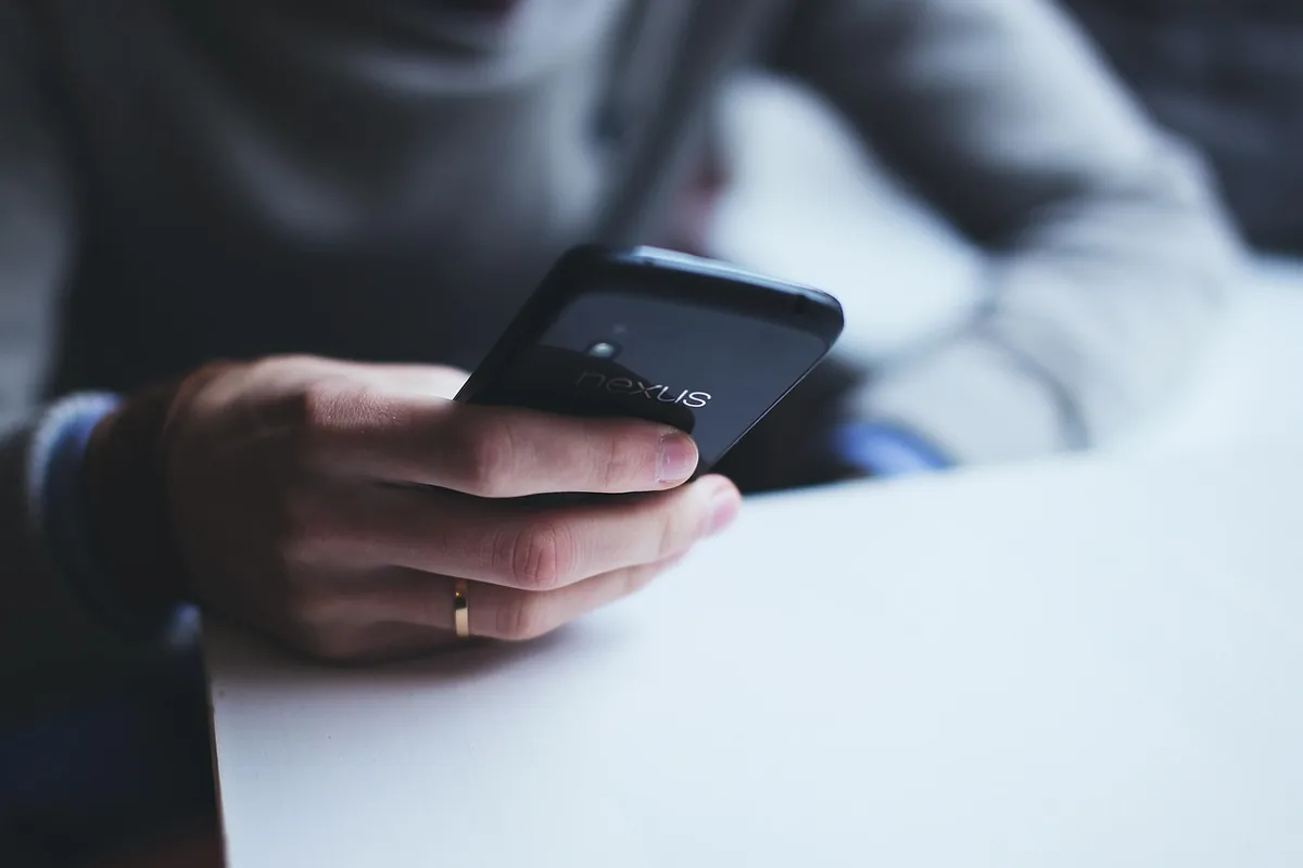 dłoń trzymająca smartfon lg google nexus 4 — Dlaczego nie bierzemy Redmi 9C do naprawy