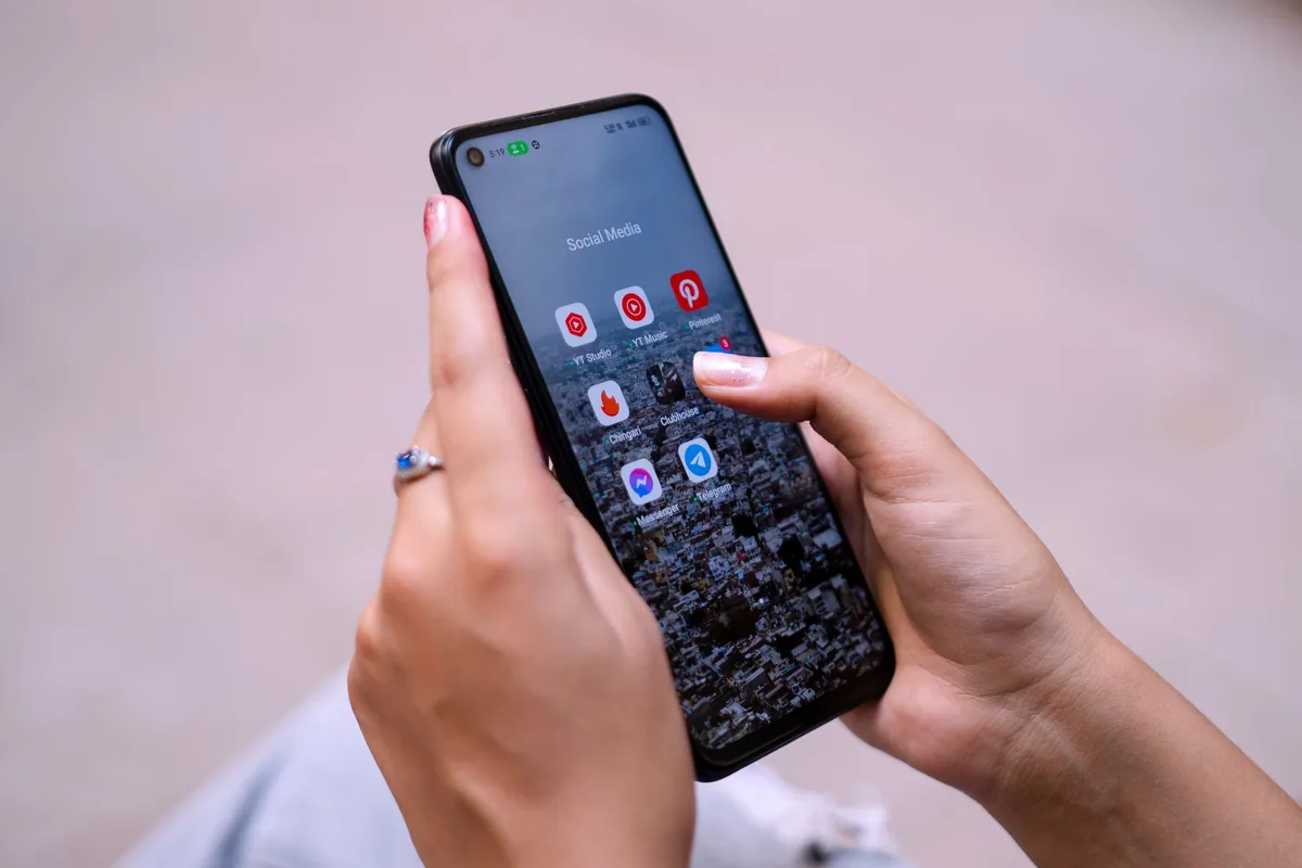 dłonie trzymające smartfon z aplikacjami społecznościowymi — Dlaczego nie bierzemy Redmi Note 12 Pro+ 5G do naprawy