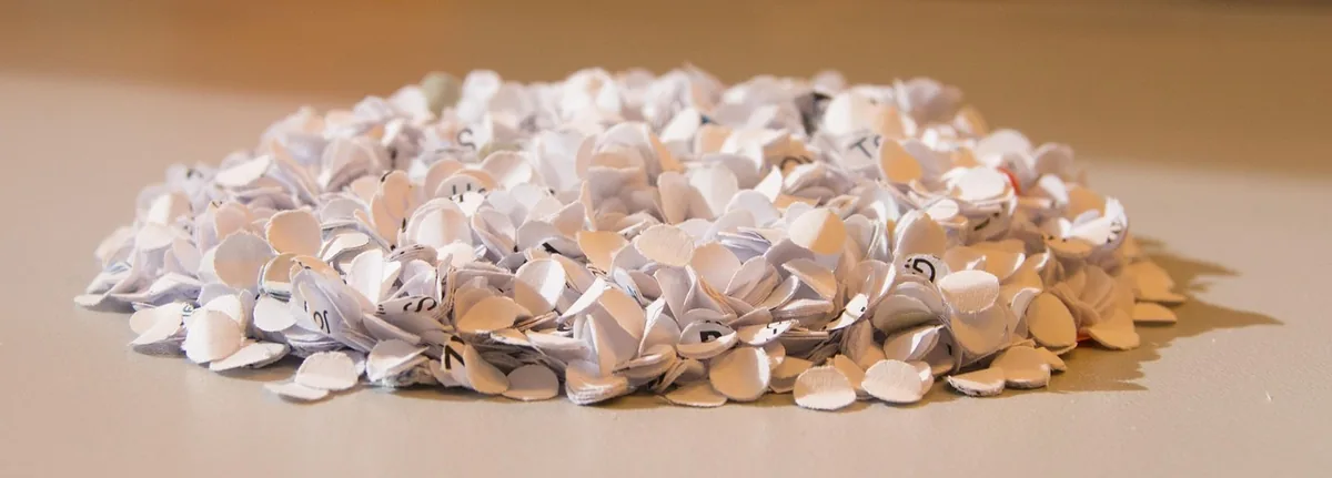 ścinki papieru i konfetti z dziurkacza — Dlaczego nie bierzemy Rexel Momentum X410 do naprawy