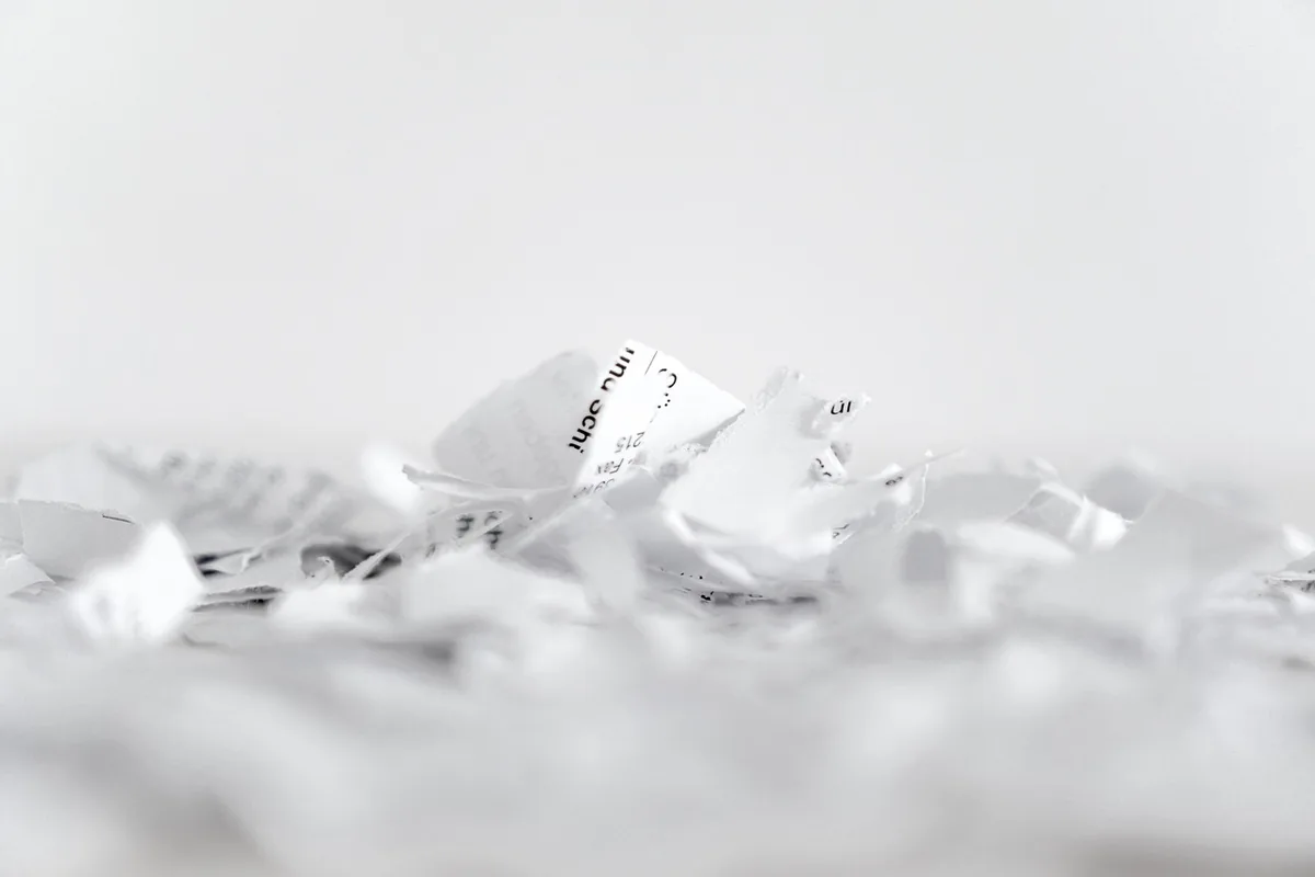 paski pociętego papieru ze zniszczonych dokumentów w niszczarce — Dlaczego nie bierzemy Rexel Secure X8 do naprawy