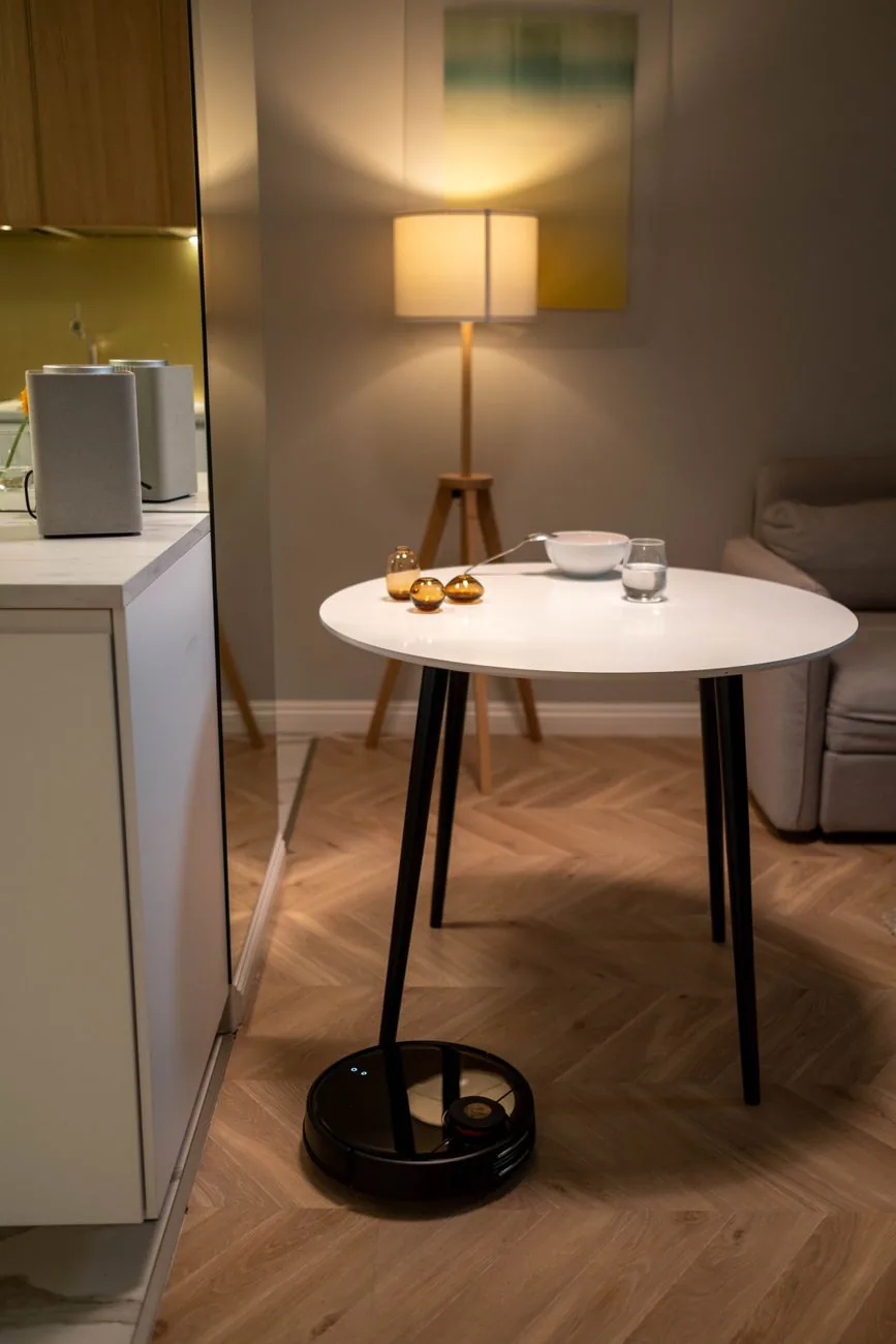robot sprzątający na podłodze w nowoczesnym salonie — Dlaczego nie bierzemy Roborock S7 MaxV Ultra do naprawy