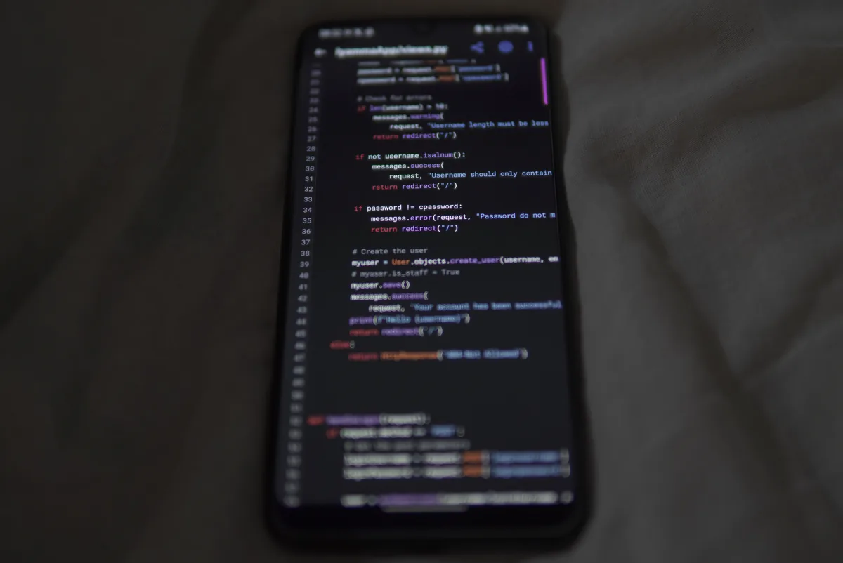 smartfon z kodem python na ekranie — Dlaczego nie bierzemy Samsung Galaxy A10s do naprawy
