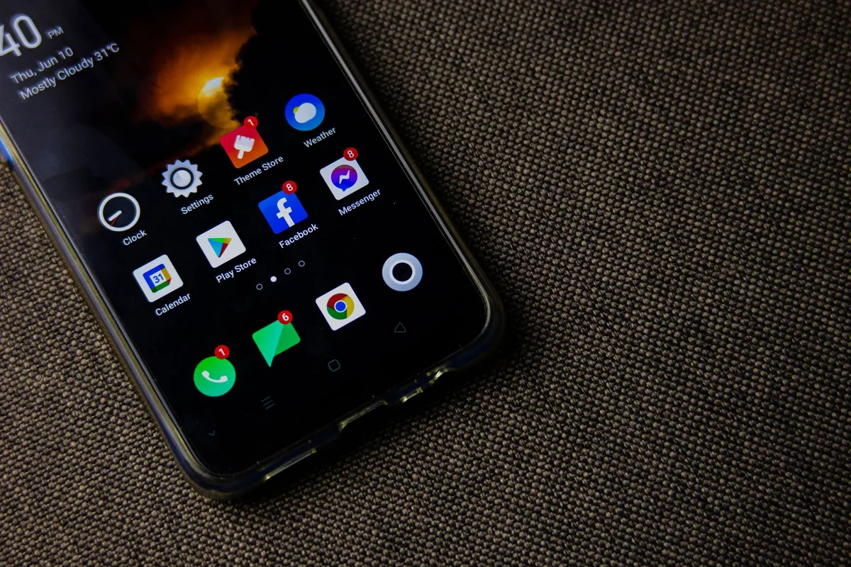 ekran smartfona z widocznymi ikonami aplikacji na teksturowanej powierzchni — Dlaczego nie bierzemy Samsung Galaxy A12 do naprawy
