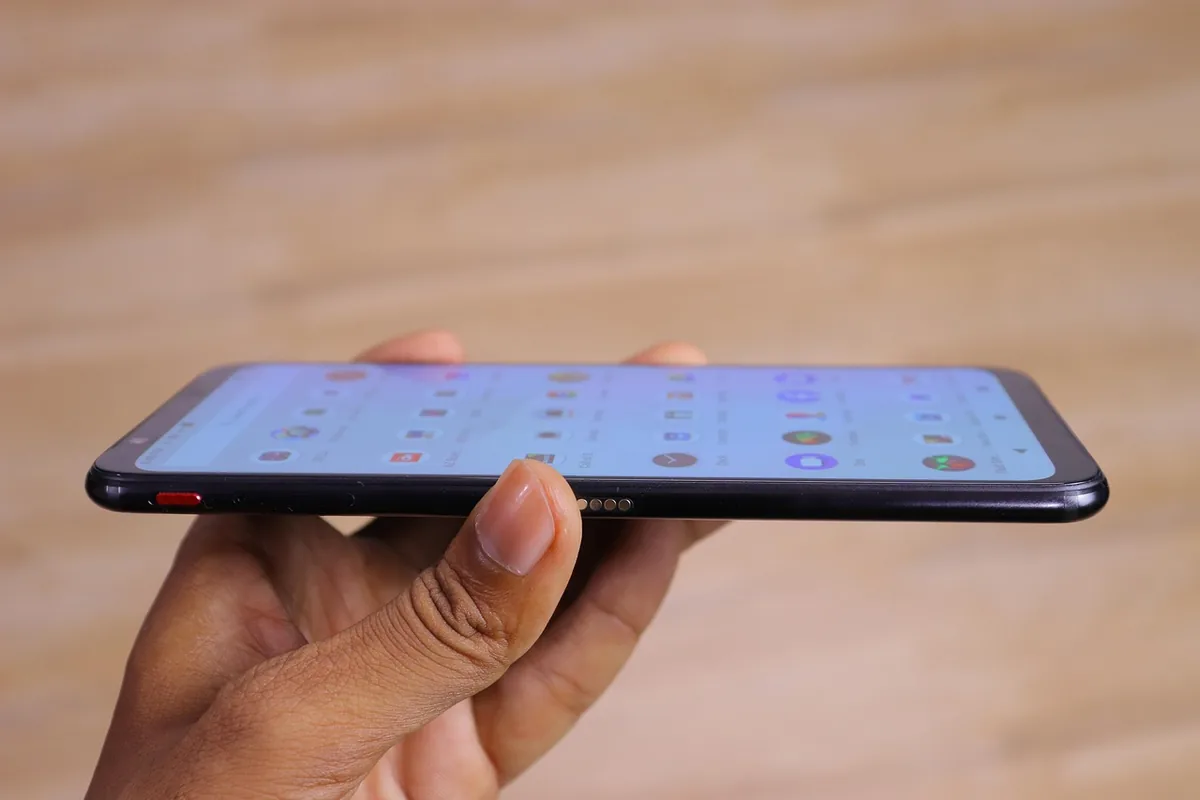 nowoczesny smartfon w brązowej obudowie — Dlaczego nie bierzemy Samsung Galaxy M15 do naprawy
