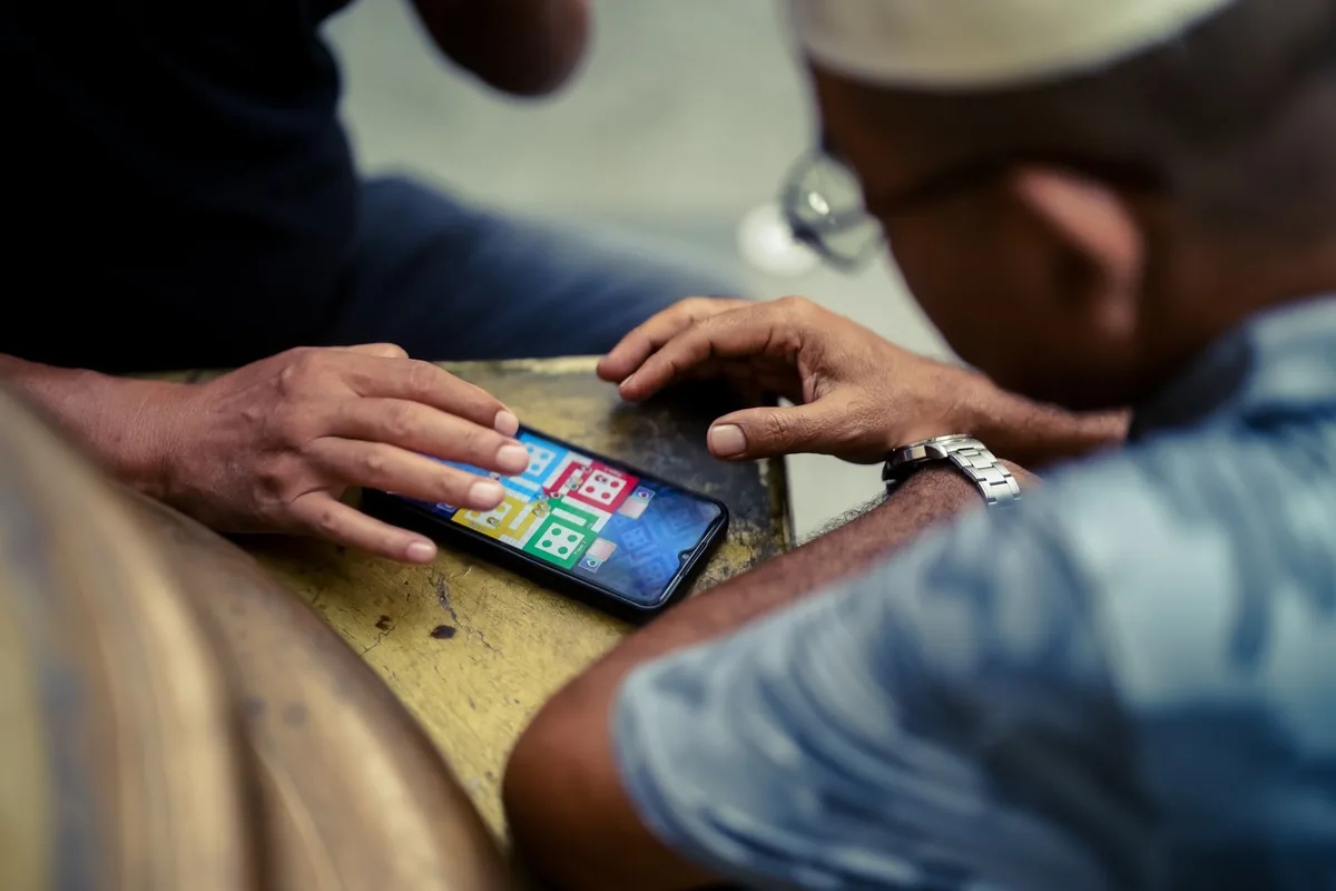 smartfon z włączoną grą mobilną na zewnątrz — Dlaczego nie bierzemy Samsung Galaxy M51 do naprawy