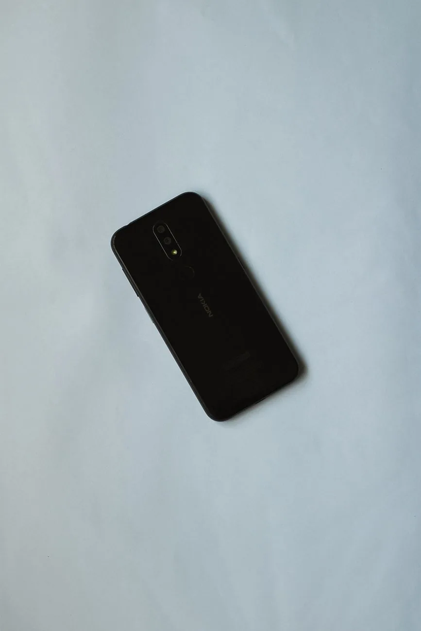 czarny smartfon na gładkim białym tle w minimalistycznym stylu — Dlaczego nie bierzemy Samsung Galaxy Note 8 do naprawy