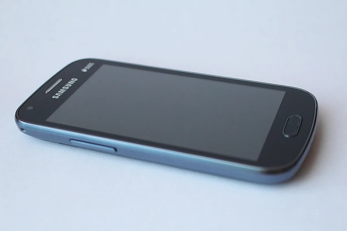 smartfon Samsung z ekranem dotykowym — Dlaczego nie bierzemy Samsung Galaxy S23 FE do naprawy