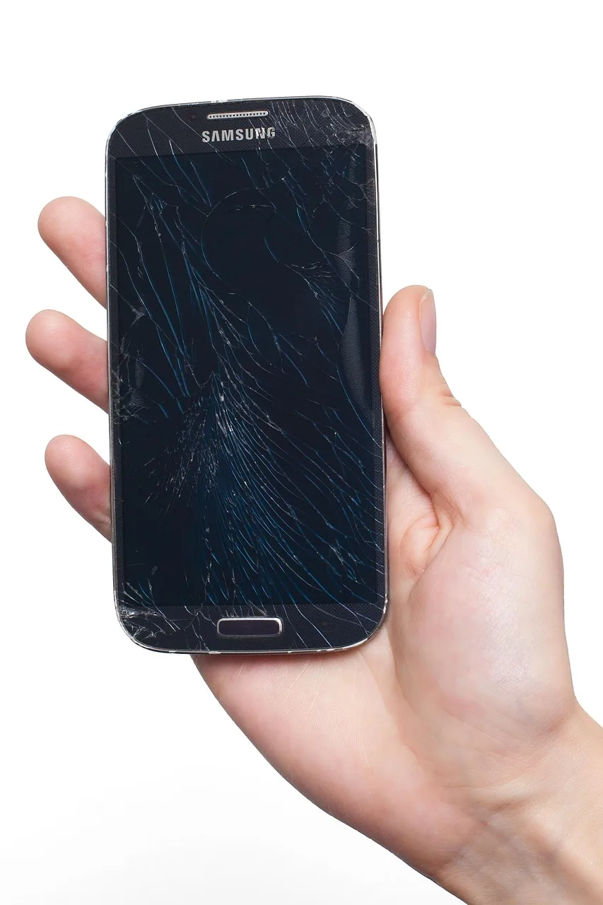 smartfon Samsung Galaxy z uszkodzonym ekranem — Dlaczego nie bierzemy Samsung Galaxy Z Flip 5 do naprawy