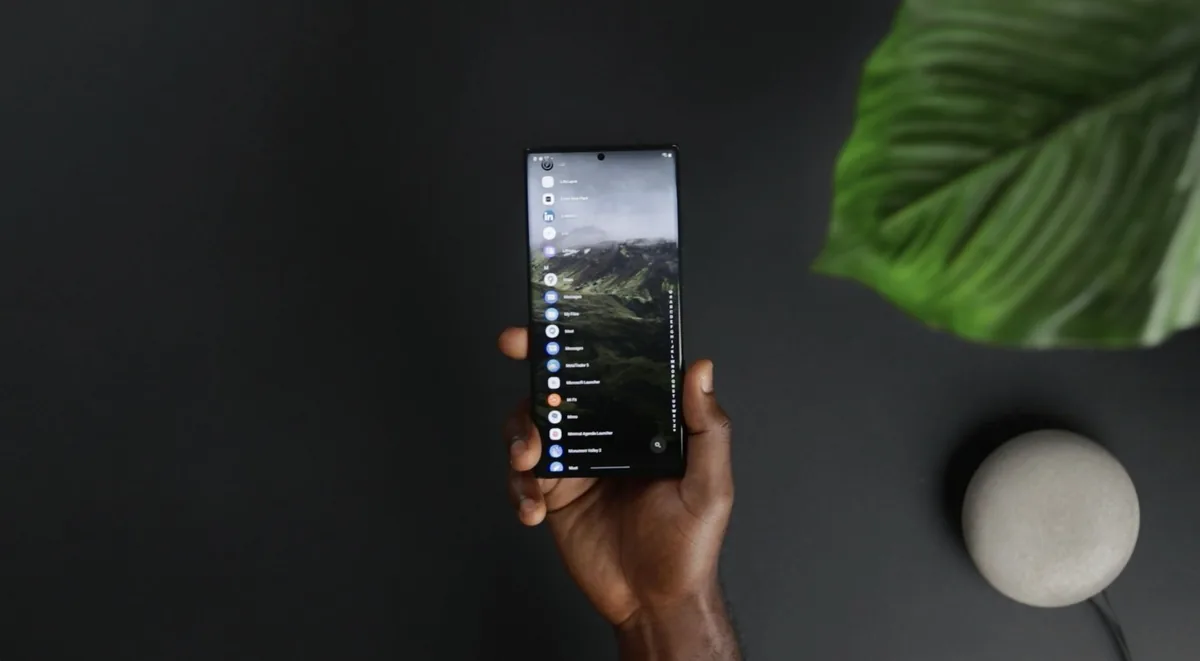 dłoń trzymająca smartfon z aplikacjami we wnętrzu — Dlaczego nie bierzemy Samsung Galaxy Z Fold 2 do naprawy