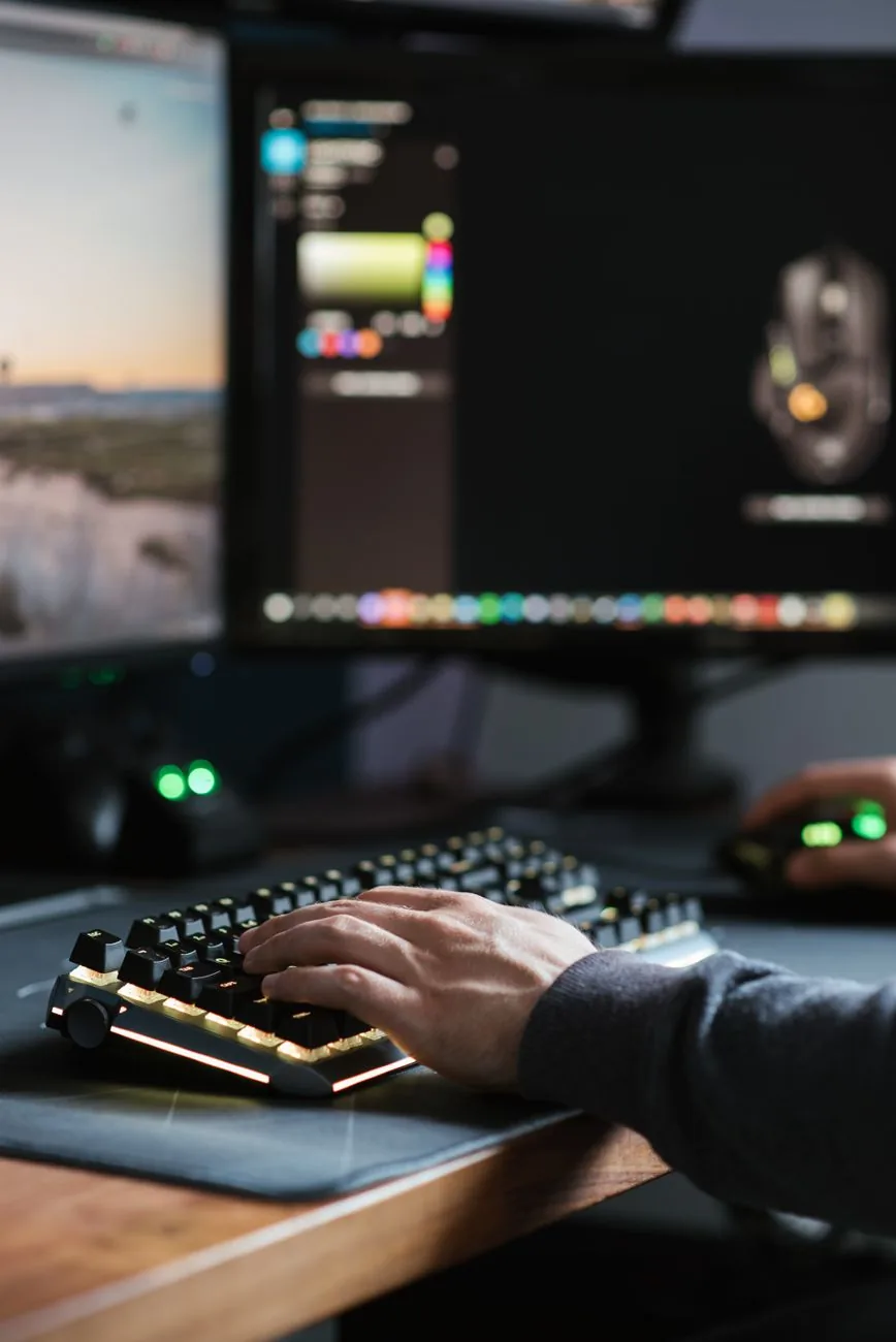 monitor z podświetlaną klawiaturą i myszką na biurku — Dlaczego nie bierzemy Samsung Odyssey G3 do naprawy