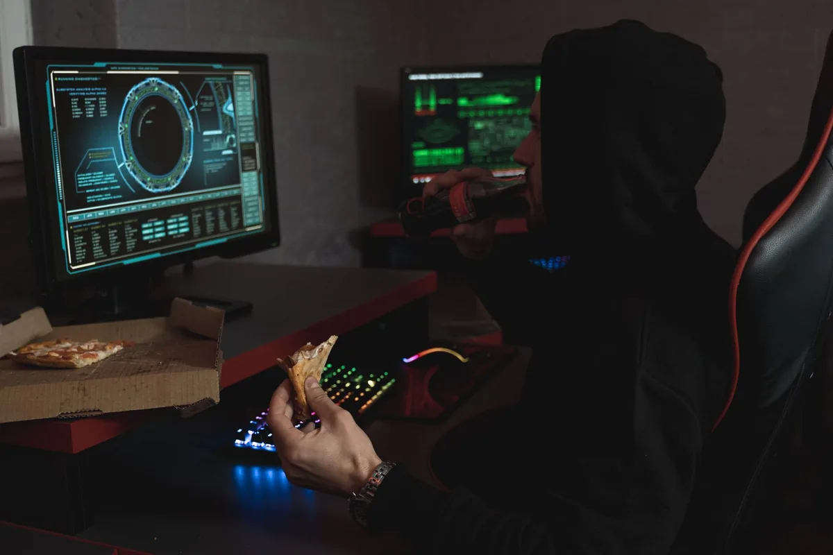 wiele monitorów z danymi na biurku z przekąskami — Dlaczego nie bierzemy Samsung Odyssey G7 do naprawy