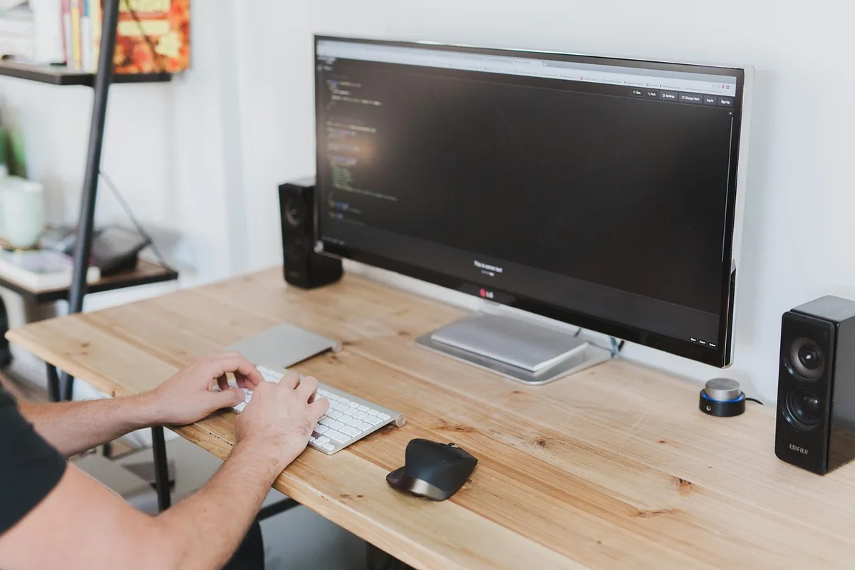 monitor z kodem programistycznym na biurku w biurze — Dlaczego nie bierzemy Samsung S32A600 do naprawy