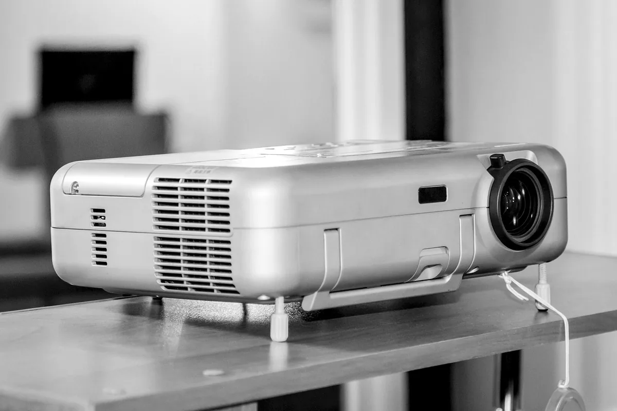 projektor audiowizualny w sali konferencyjnej lub wykładowej — Dlaczego nie bierzemy Samsung The Freestyle 2 do naprawy