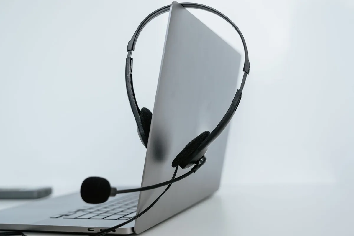 laptop ze słuchawkami na biurku do pracy zdalnej — Dlaczego nie bierzemy Sennheiser GSP 300 do naprawy