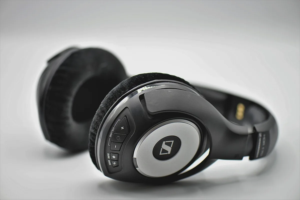 bezprzewodowe słuchawki nausznice bluetooth — Dlaczego nie bierzemy Sennheiser PC 8 do naprawy