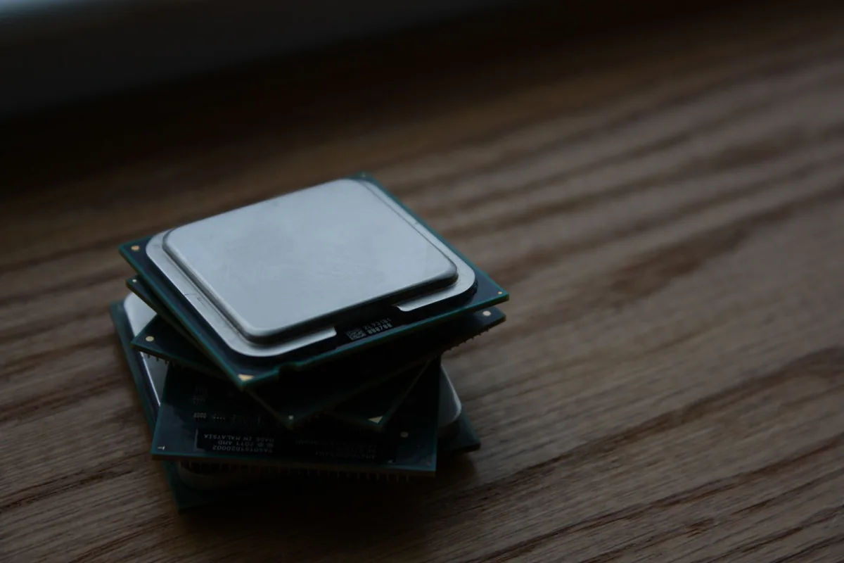 kilka procesorów komputerowych ułożonych na drewnianej powierzchni — Dlaczego nie bierzemy skalpowanie procesora Intel do naprawy