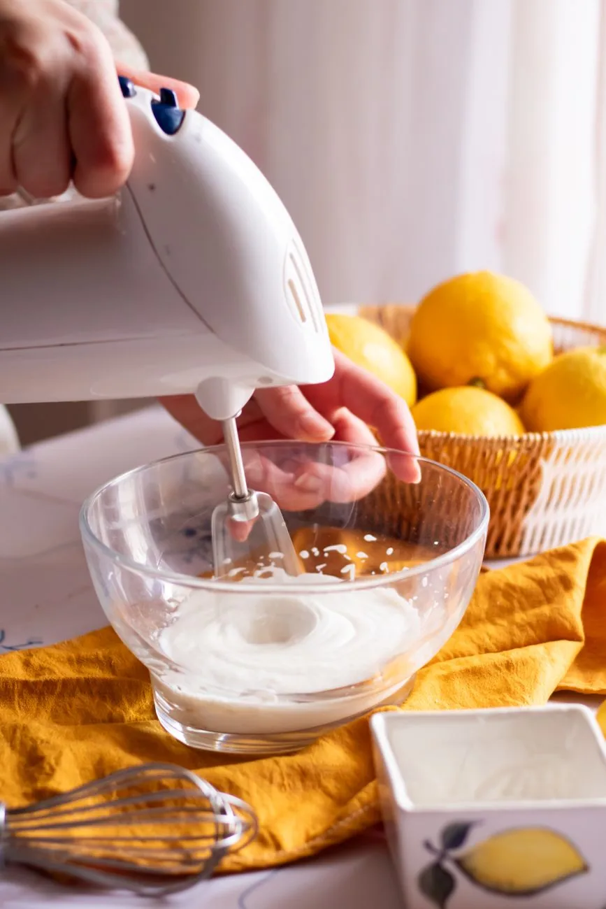 dłoń ubijająca śmietanę mikserem elektrycznym — Dlaczego nie bierzemy Smeg SMF02 do naprawy