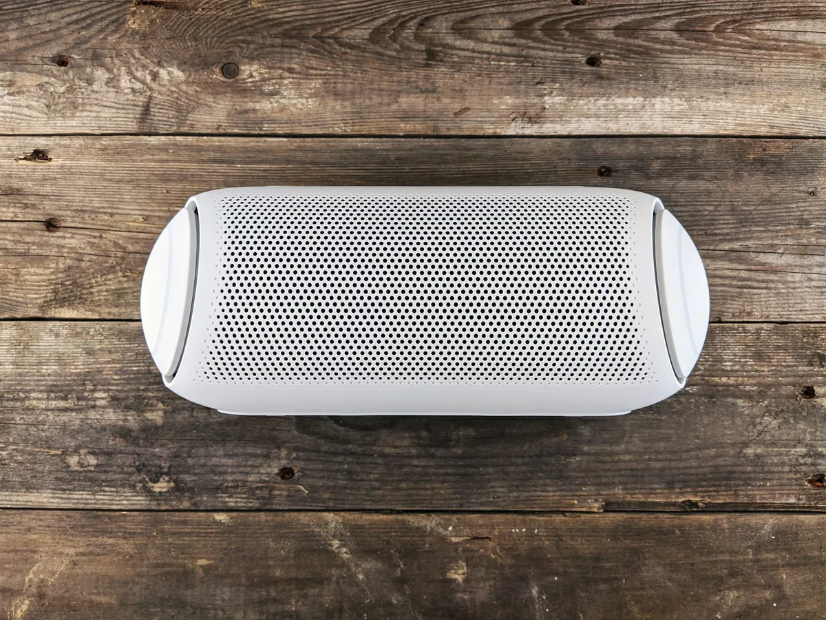 biały głośnik bezprzewodowy na drewnianym stole z góry — Dlaczego nie bierzemy Sonos Play:5 do naprawy