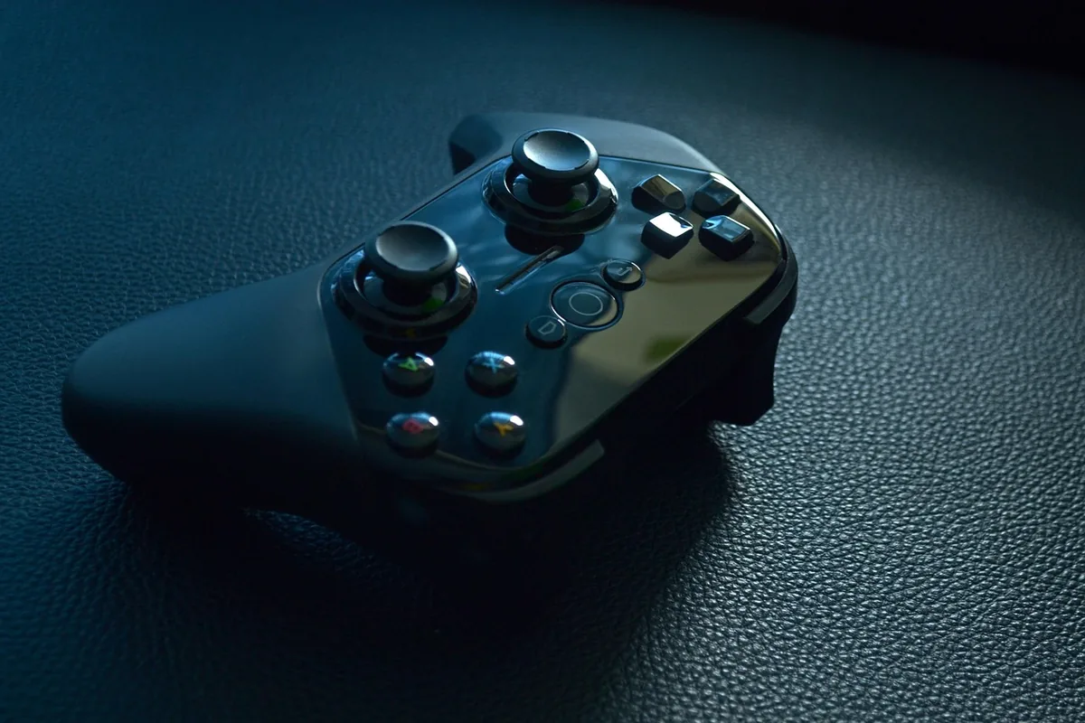 niebieski kontroler do gier do konsoli na jasnym tle — Dlaczego nie bierzemy Steam Controller do naprawy