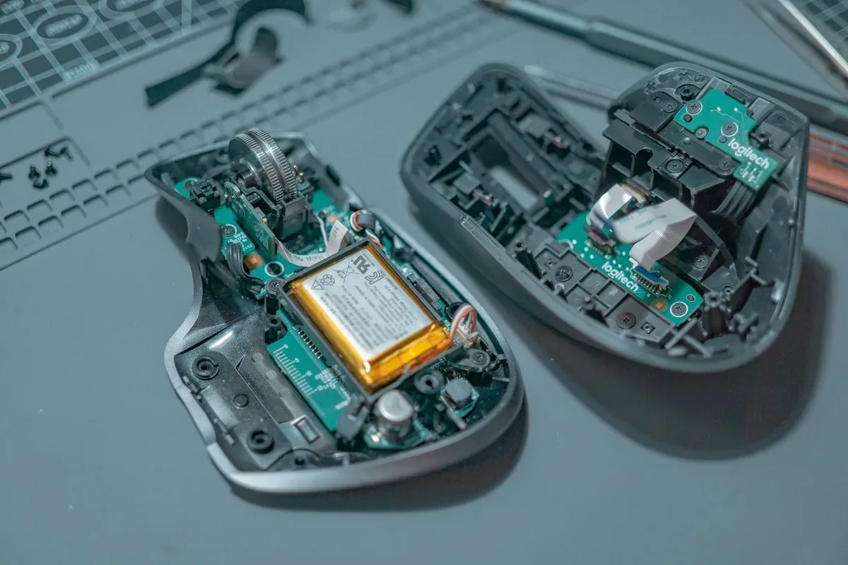 Dwie rozebrane myszki komputerowe Logitech z widoczną elektroniką