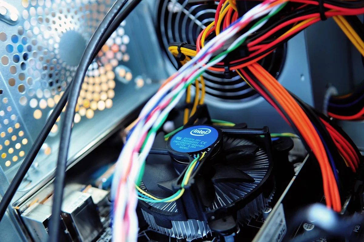 wentylator i podzespoły chłodzenia z przewodami w komputerze — Dlaczego nie bierzemy Thermaltake Floe RC360 do naprawy