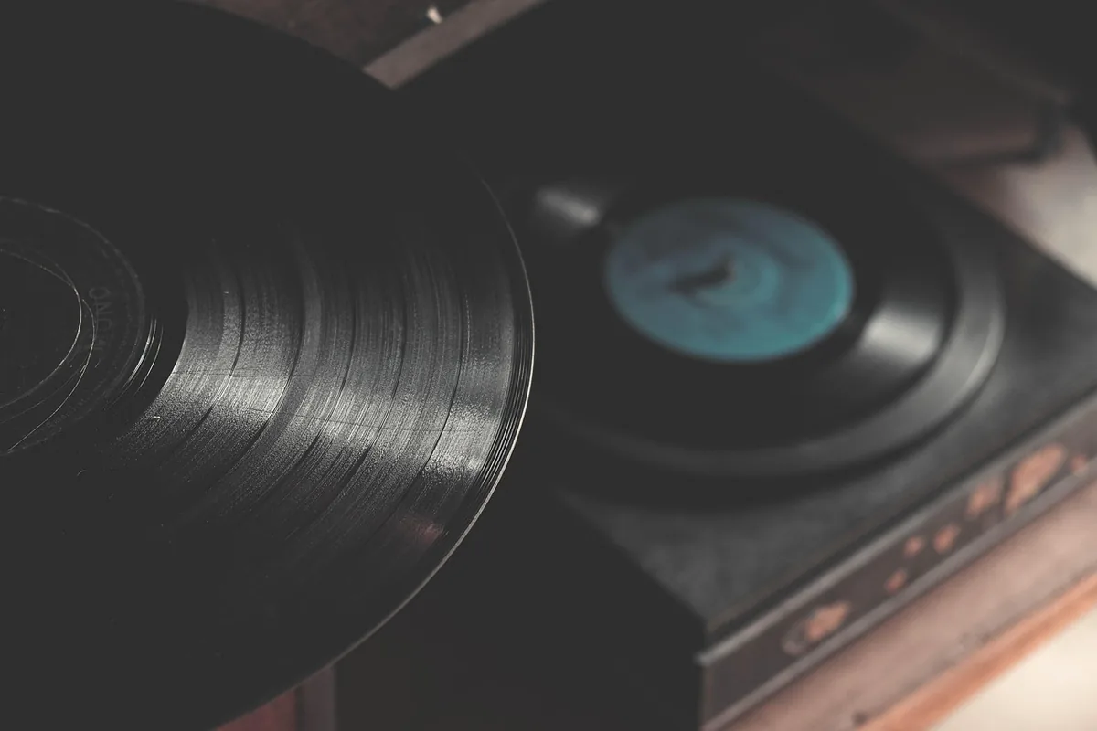 gramofon w stylu retro z płytą winylową — Dlaczego nie bierzemy Thorens TD 158 do naprawy