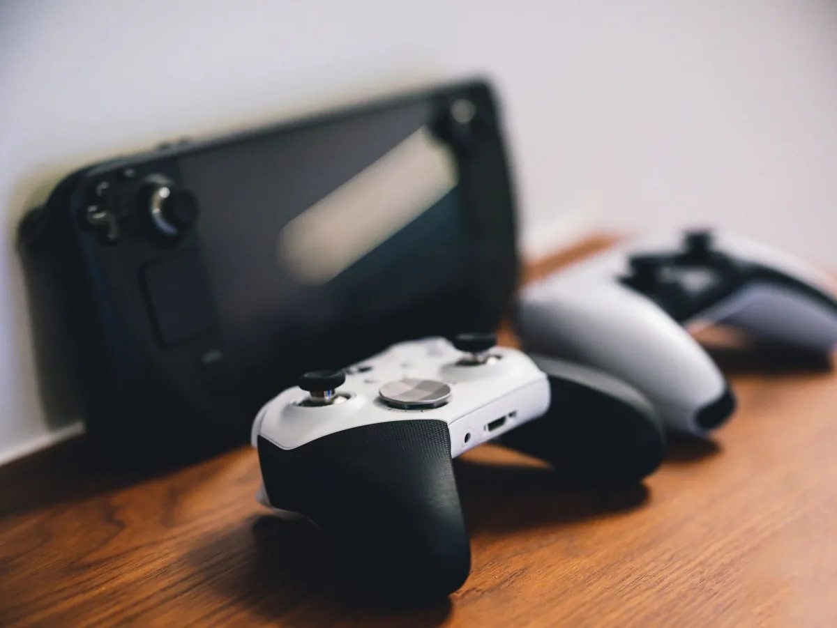kontrolery i konsola do gier na drewnianym blacie — Dlaczego nie bierzemy Thrustmaster eSwap S do naprawy