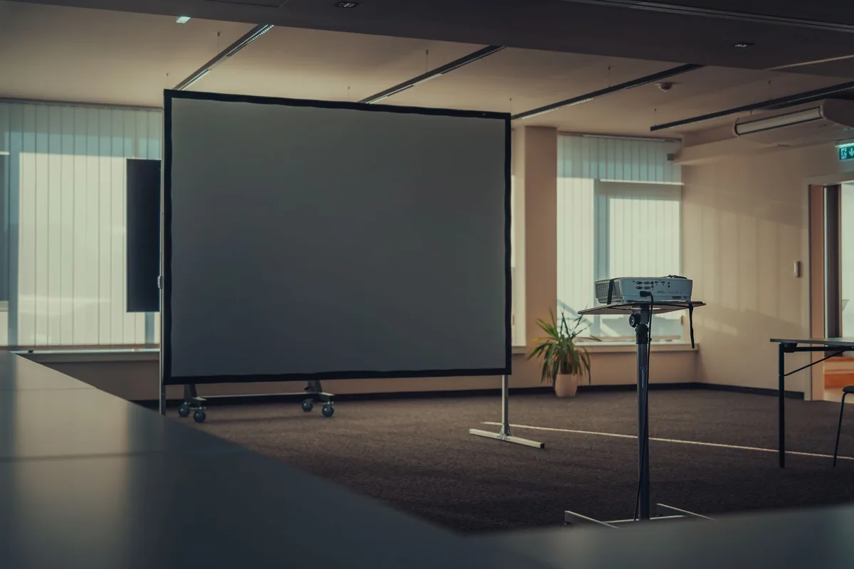 projektor i ekran projekcyjny w nowoczesnym biurze — Dlaczego nie bierzemy ViewSonic PX701-4K do naprawy