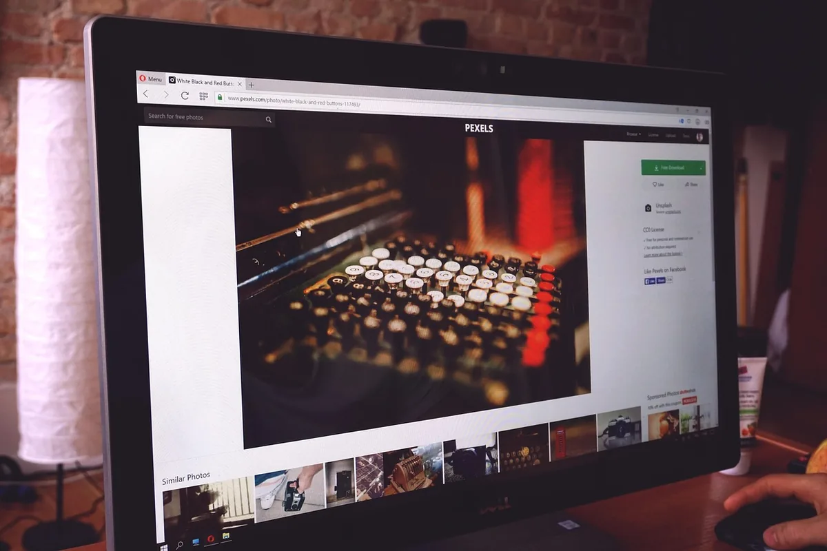 dłoń z myszką przy monitorze na biurku — Dlaczego nie bierzemy ViewSonic VA2432-h do naprawy