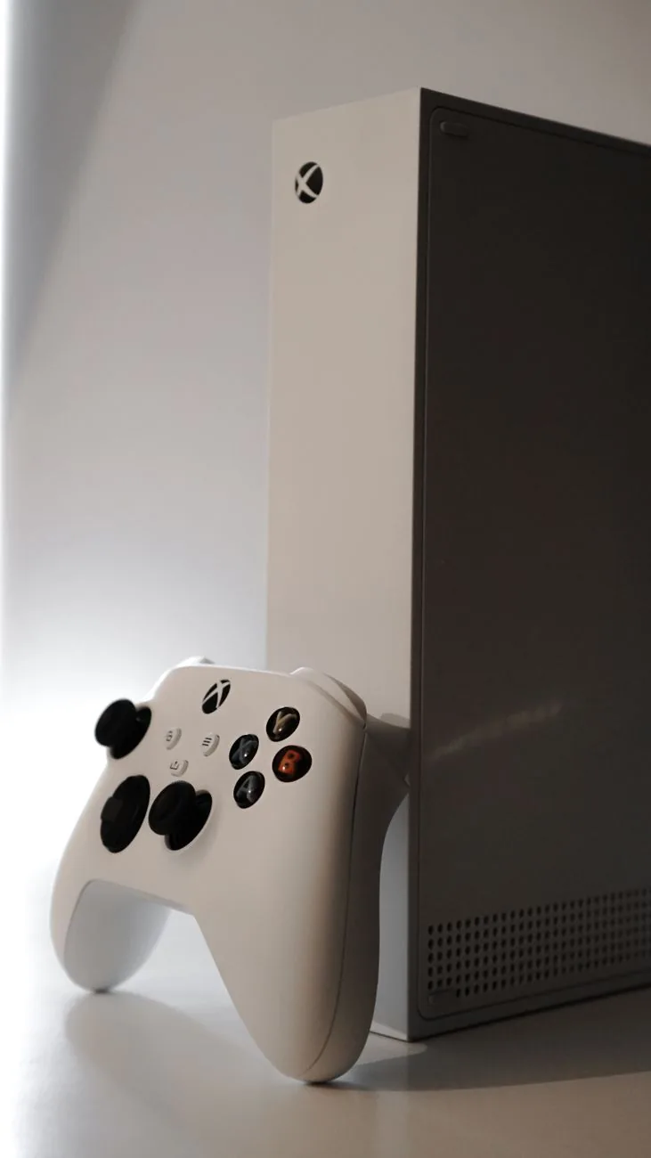 biała konsola Xbox z kontrolerem — Dlaczego nie bierzemy Xbox 360 E do naprawy